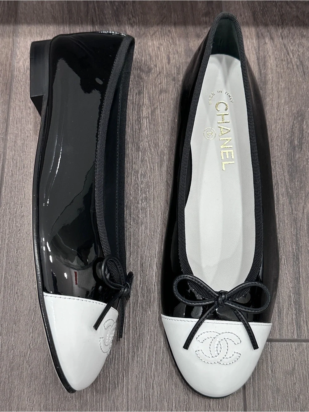 NEW 2026 CHANEL BLACK PATENT LEATHER WHITE CC LOGO CAPTOE BALLET FLATS 38.5C